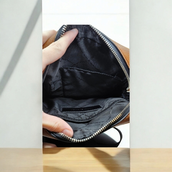 NWOT Michael Kors Crossbody/Messenger/Travel/Flight Bag - Picture 5 of 12